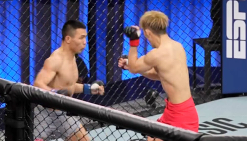 V&otilde; sĩ Việt Nam hạ đối thủ Nhật Bản sau pha giả đấm ở v&ograve;ng loại UFC