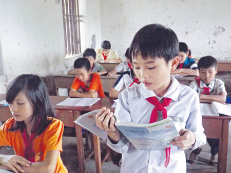 Mầm xanh vươn tr&ecirc;n đất cằn