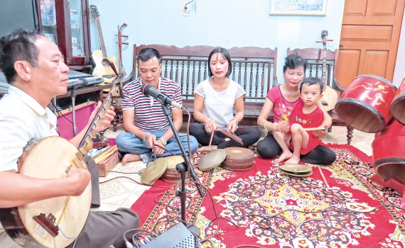 Gia đ&igrave;nh hạnh ph&uacute;c niềm mong mỏi  của mỗi người