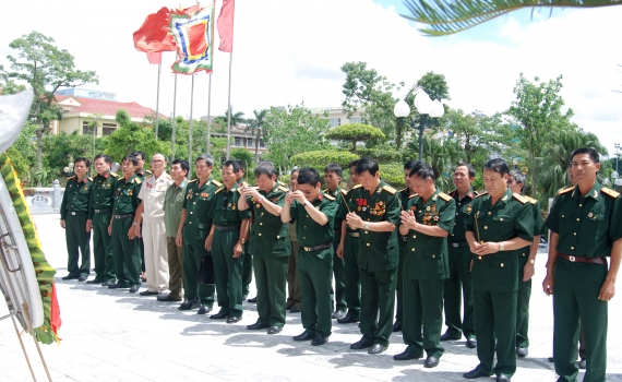 Hội CCB Khối Doanh nghiệp tỉnh d&acirc;ng hương tại Đền thờ Liệt sỹ tỉnh