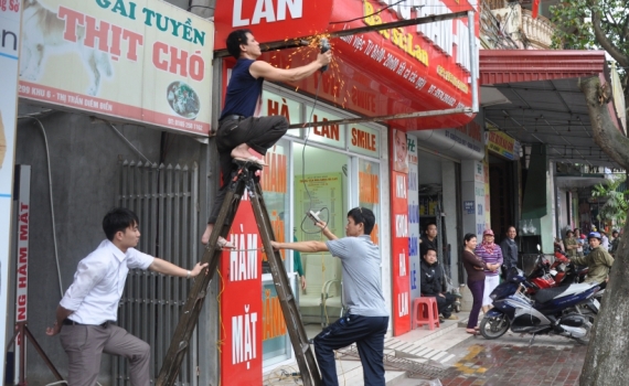 Về việc tăng cường c&aacute;c biện ph&aacute;p xử l&yacute; t&aacute;i lấn chiếm, sử dụng tr&aacute;i ph&eacute;p vỉa h&egrave;, l&ograve;ng, lề đường, h&agrave;nh lang an to&agrave;n giao th&ocirc;ng đường bộ, đường thủy v&agrave; quảng c&aacute;o rao vặt tr&aacute;i ph&eacute;p tr&ecirc;n địa b&agrave;n tỉnh