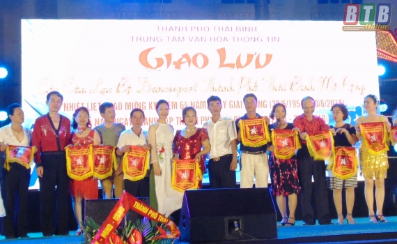 Giao lưu c&aacute;c C&acirc;u lạc bộ Dansport th&agrave;nh phố Th&aacute;i B&igrave;nh mở rộng