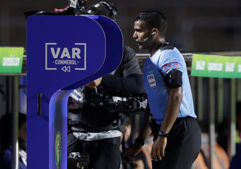 Trọng tài đã 3 lần dùng VAR để từ chôi các cơ hội ghi bàn của Colombia