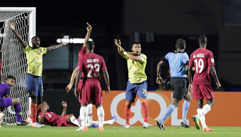 Các cầu thủ Colobia rất bức xúc vì liên tiếp không được hưởng phạt đền