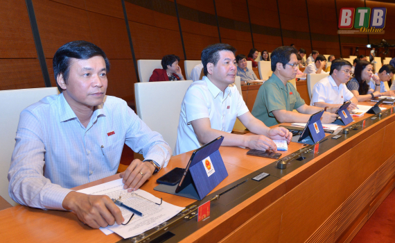 Quốc hội thảo luận về dự &aacute;n Luật Xuất cảnh, nhập cảnh của c&ocirc;ng d&acirc;n Việt Nam v&agrave; Bộ Luật Lao động sửa đổi