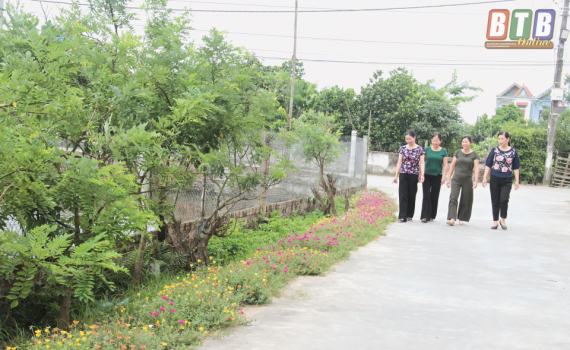 Đường hoa phụ nữ - bừng s&aacute;ng cảnh quan n&ocirc;ng th&ocirc;n mới