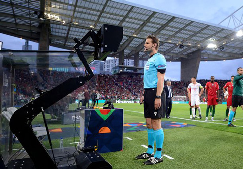 Phút 55, trọng tài Felix Brych xem lại VAR và cho Thụy Sỹ được hưởng phạt đền