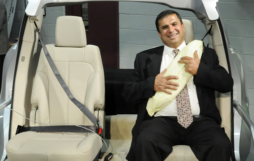 Dây đai an toàn tự phồng như túi khí trên Explorer. Ảnh: Ford