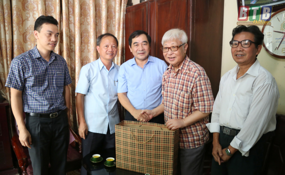 Đồng ch&iacute; Nguyễn Tiến Th&agrave;nh, Ph&oacute; B&iacute; thư thường trực Tỉnh ủy thăm, tặng qu&agrave; nh&agrave; b&aacute;o l&atilde;o th&agrave;nh