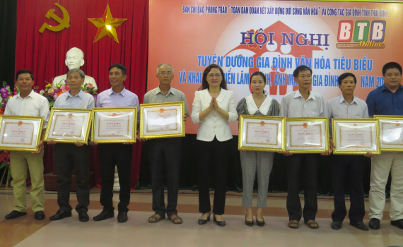 Tuy&ecirc;n dương 28 gia đ&igrave;nh văn h&oacute;a ti&ecirc;u biểu to&agrave;n tỉnh