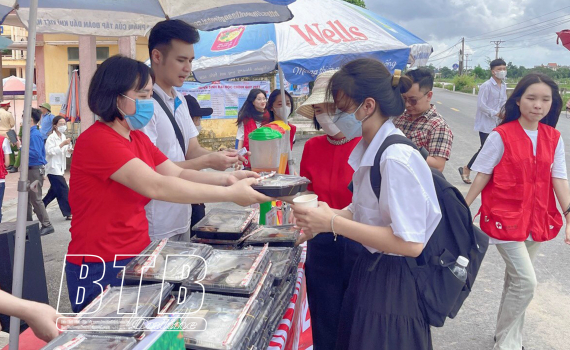 Hội Chữ thập đỏ huyện Vũ Thư: Hơn 130 suất cơm v&agrave; nước uống miễn ph&iacute; tiếp sức m&ugrave;a thi