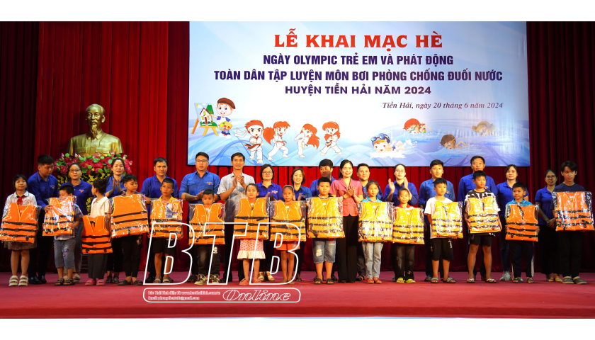 Tiền Hải: Ph&aacute;t động to&agrave;n d&acirc;n tập luyện m&ocirc;n bơi ph&ograve;ng, chống đuối nước   