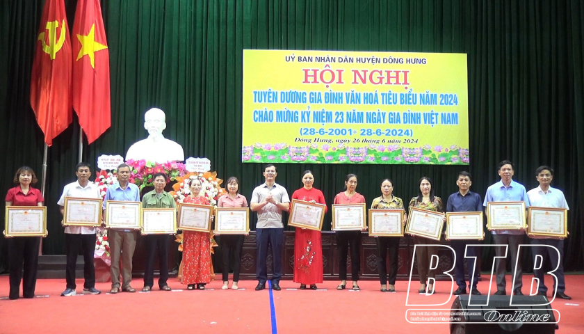 Đ&ocirc;ng Hưng: Tuy&ecirc;n dương 74 gia đ&igrave;nh văn h&oacute;a ti&ecirc;u biểu