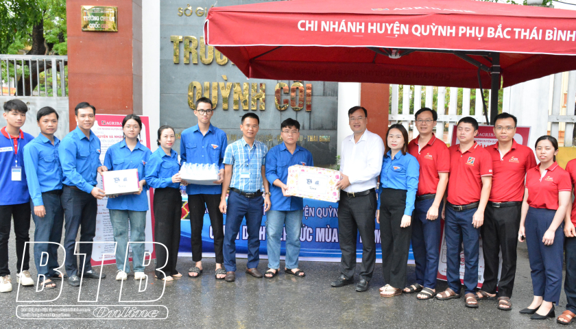 Tặng qu&agrave; đội thanh ni&ecirc;n t&igrave;nh nguyện tiếp sức m&ugrave;a thi