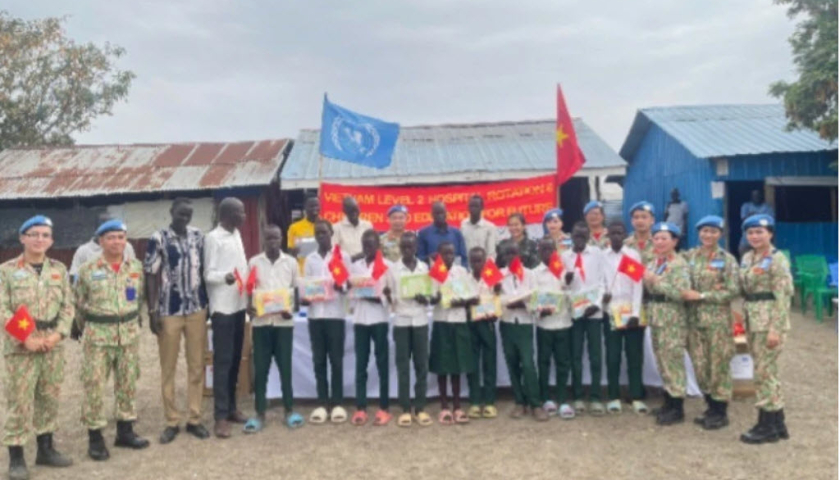 Bệnh viện d&atilde; chiến Việt Nam trao qu&agrave; cho học sinh Trường tiểu học Banpa, Nam Sudan