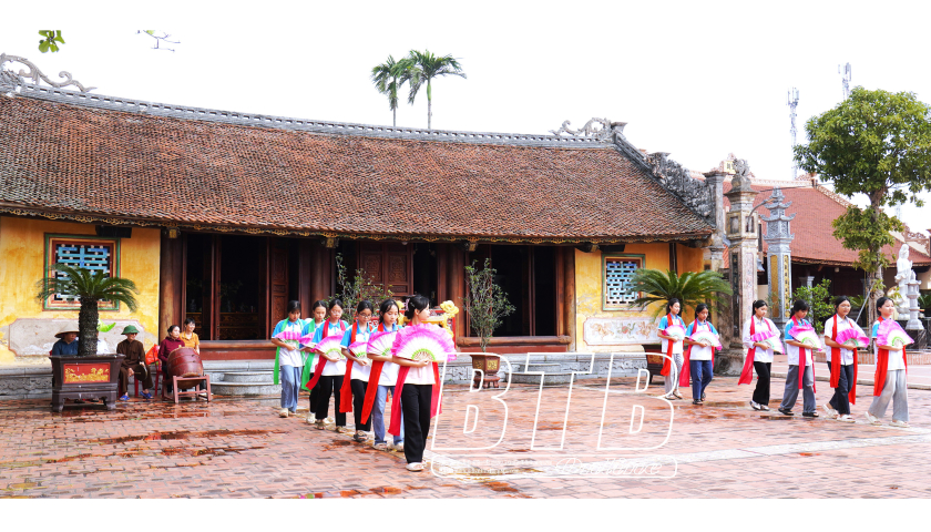 Độc đ&aacute;o điệu m&uacute;a cổ B&aacute;t Dật ở l&agrave;ng Lộng Kh&ecirc; 