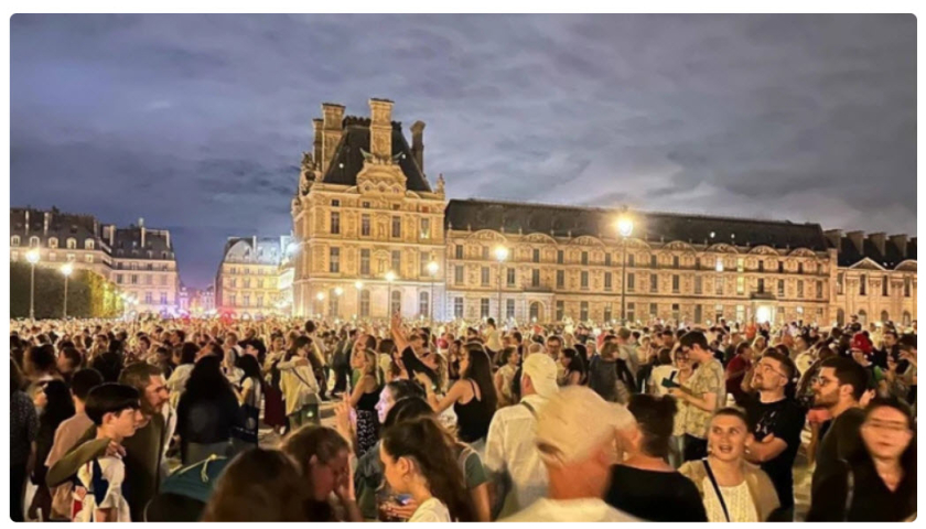 H&agrave;ng ngh&igrave;n du kh&aacute;ch mắc kẹt do Bảo tàng Louvre đ&oacute;ng cửa