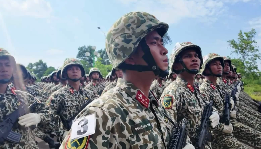 H&agrave;ng trăm chiến sĩ luyện tập diễu binh dưới nắng n&oacute;ng
