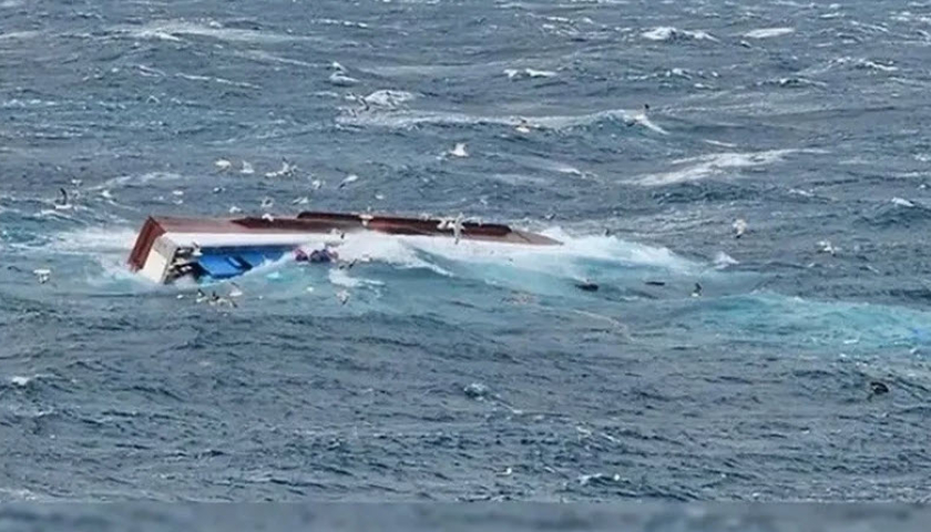 Indonesia: T&agrave;u chở đội b&oacute;ng đ&aacute; ch&igrave;m tr&ecirc;n biển, 8 th&agrave;nh vi&ecirc;n mất t&iacute;ch