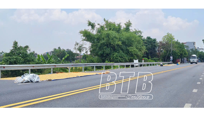 Phơi th&oacute;c dưới l&ograve;ng đường &ndash; tiềm ẩn nguy cơ tai nạn giao th&ocirc;ng