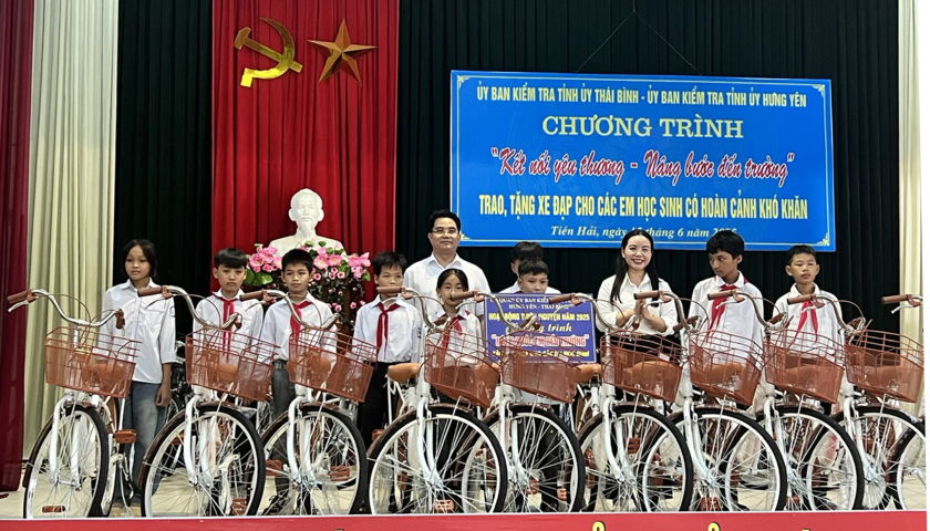 Trao qu&agrave; học sinh c&oacute; ho&agrave;n cảnh kh&oacute; khăn tại huyện Tiền Hải