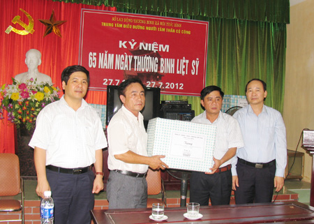 
C&aacute;c đồng ch&iacute; l&atilde;nh đạo tỉnh đi thăm, tặng qu&agrave; gia đ&igrave;nh, đối tượng ch&iacute;nh s&aacute;ch, 
người c&oacute; c&ocirc;ng với c&aacute;ch mạng 