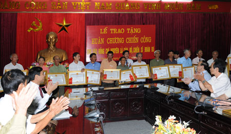 Trao hu&acirc;n chương chiến c&ocirc;ng cho nguy&ecirc;n c&aacute;n bộ, chiến sĩ Đo&agrave;n 95