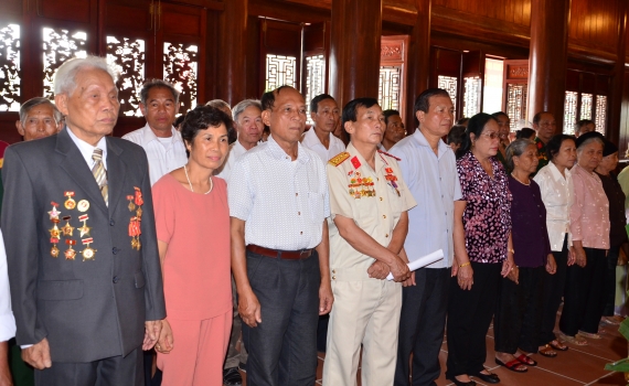 Đo&agrave;n đại biểu người c&oacute; c&ocirc;ng ti&ecirc;u biểu d&acirc;ng hương tưởng nhớ c&aacute;c anh h&ugrave;ng liệt sĩ