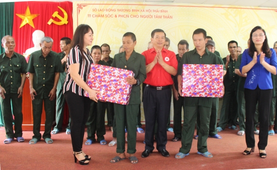 Thăm, tặng qu&agrave; cho người c&oacute; c&ocirc;ng