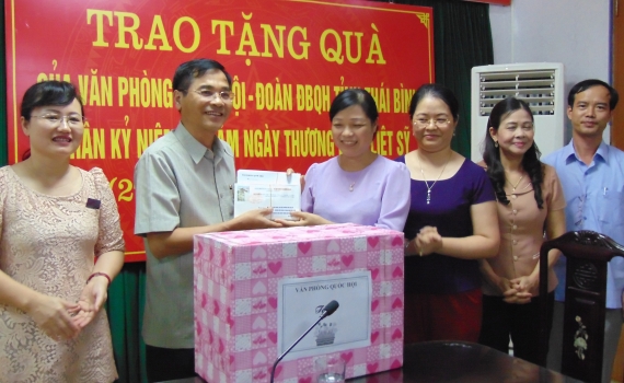 Văn ph&ograve;ng Quốc hội, Đo&agrave;n đại biểu Quốc hội tỉnh trao tặng 40 suất qu&agrave; cho c&aacute;c đối tượng ch&iacute;nh s&aacute;ch, người c&oacute; c&ocirc;ng tr&ecirc;n địa b&agrave;n tỉnh