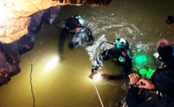 Đội b&oacute;ng thiếu ni&ecirc;n Th&aacute;i Lan học lặn để ra khỏi hang