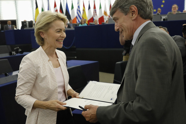 Bà Ursula von der Leyen chính thức được bầu làm Chủ tịch EC - Ảnh 1. Bà Ursula von der Leyen chính thức được bầu làm Chủ tịch EC - Ảnh 1.