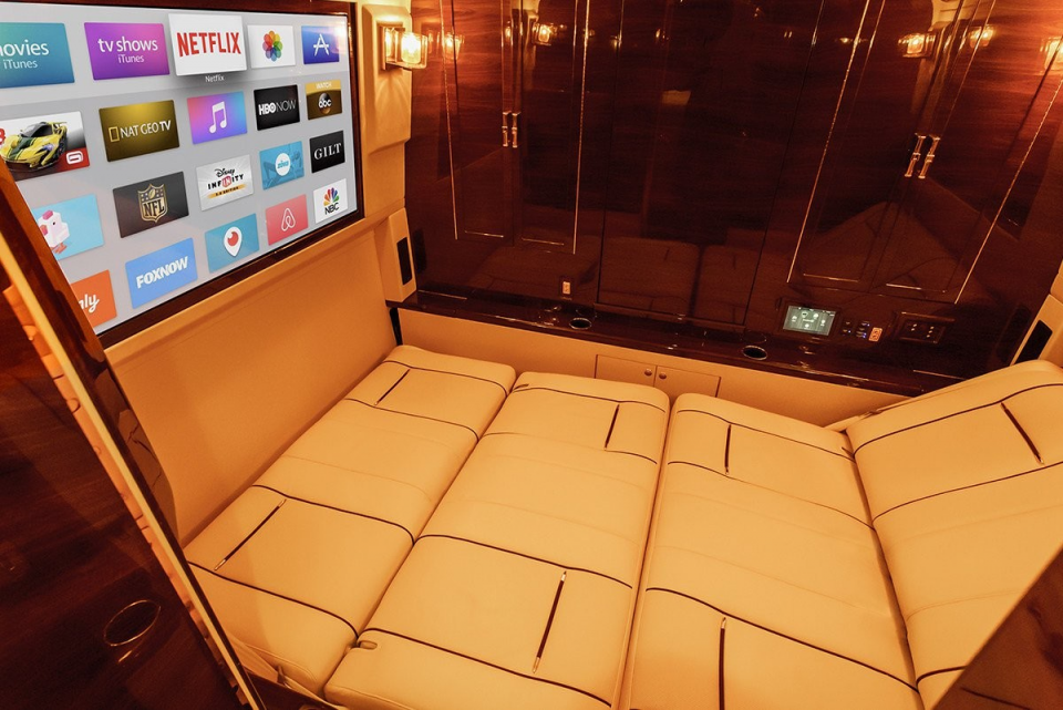 Nội thất như chuyên cơ của xe bán tải triệu đô