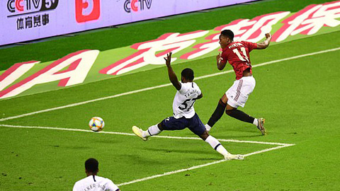 Martial mở tỷ số sau sai lầm của thủ thành Tottenham
