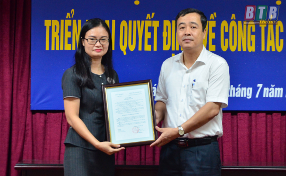 Trao quyết định điều động nhân sự giữ chức Phó Chủ tịch Ủy ban MTTQ tỉnh