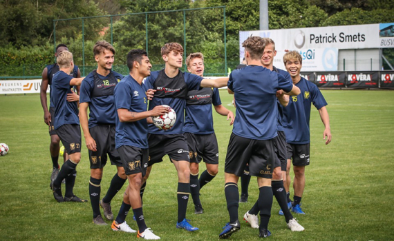 C&ocirc;ng Phượng cười tươi hết cỡ khi bắt đầu tập luyện ở Sint-Truidense