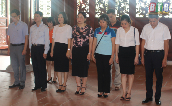 C&ocirc;ng đo&agrave;n Ng&acirc;n h&agrave;ng Việt Nam tại Th&aacute;i B&igrave;nh d&acirc;ng hương tại Đền thờ Liệt sĩ tỉnh v&agrave; thăm, tặng qu&agrave; người c&oacute; c&ocirc;ng