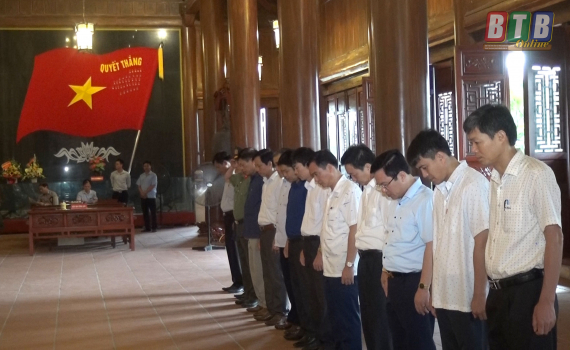 Đo&agrave;n đại biểu huyện Kiến Xương d&acirc;ng hương tưởng niệm c&aacute;c anh h&ugrave;ng liệt sĩ tại Đền thờ Liệt sĩ tỉnh