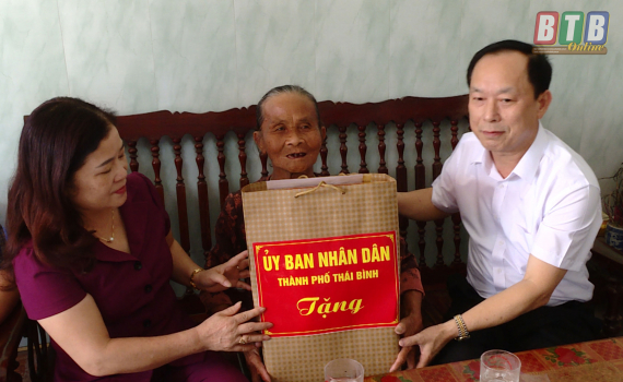 L&atilde;nh đạo Th&agrave;nh phố Th&aacute;i B&igrave;nh thăm tặng qu&agrave; c&aacute;c B&agrave; mẹ Việt Nam anh h&ugrave;ng
