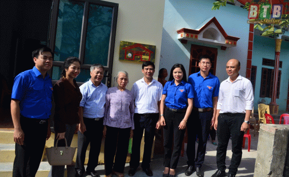 Kh&aacute;nh th&agrave;nh nh&agrave; t&igrave;nh nghĩa cho vợ liệt sĩ tại x&atilde; Ch&iacute; H&ograve;a