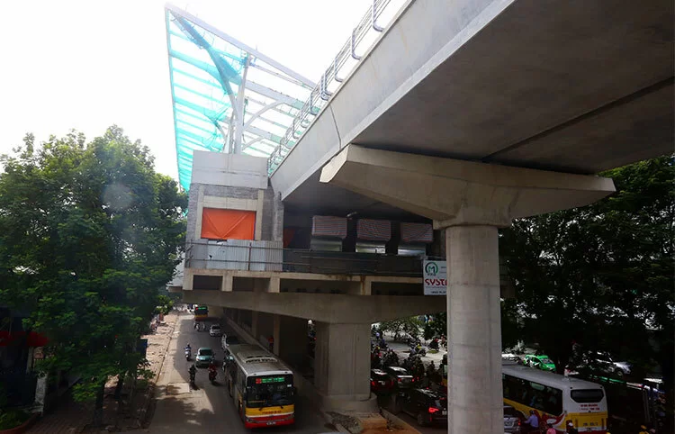 Các nhà ga trên cao tuyến Metro Nhổn-ga Hà Nội đang làm phần mái. Ảnh. Bá Đô