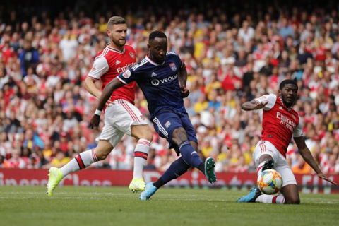 Nhưng Dembele đã ghi liên tiếp 2 bàn để mang cúp về cho Lyon