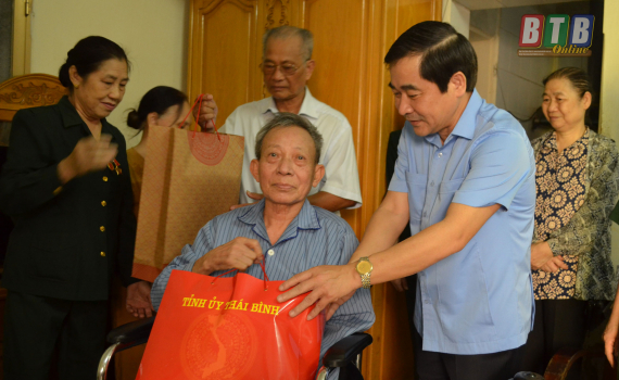 Đồng ch&iacute; Ph&oacute; B&iacute; thư thường trực Tỉnh ủy thăm, tặng qu&agrave; c&aacute;c cựu thanh ni&ecirc;n xung phong