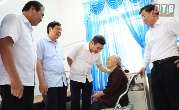 Đồng ch&iacute; Ph&oacute; B&iacute; thư Tỉnh ủy, Chủ tịch UBND tỉnh tặng qu&agrave; c&aacute;c đối tượng ch&iacute;nh s&aacute;ch