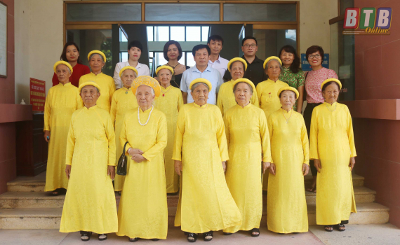 Th&aacute;i B&igrave;nh: 15 B&agrave; mẹ Việt Nam anh h&ugrave;ng dự buổi gặp mặt đại biểu B&agrave; mẹ Việt Nam anh h&ugrave;ng to&agrave;n quốc