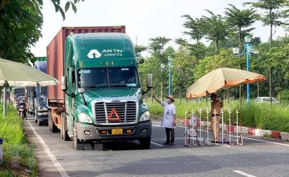 Kh&ocirc;ng kiểm tra xe chở h&agrave;ng thiết yếu, lương thực phục vụ v&ugrave;ng c&oacute; dịch Covid-19