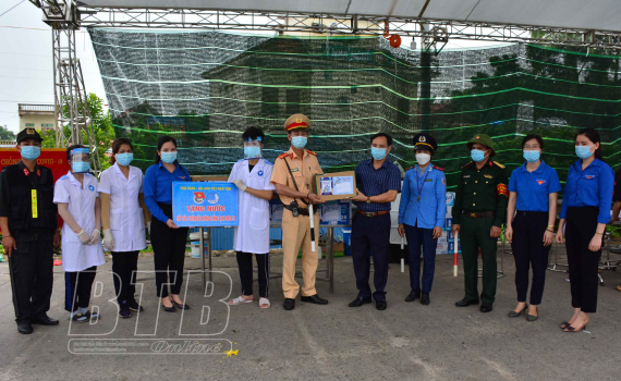 Tặng qu&agrave; lực lượng tuyến đầu ph&ograve;ng, chống dịch Covid-19