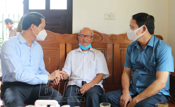 Thăm, tặng qu&agrave; gia đ&igrave;nh ch&iacute;nh s&aacute;ch, người c&oacute; c&ocirc;ng với c&aacute;ch mạng huyện Quỳnh Phụ