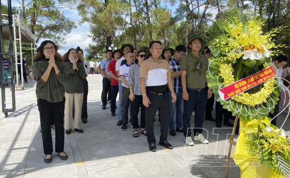 Hội Doanh nh&acirc;n trẻ tỉnh tổ chức h&agrave;nh tr&igrave;nh tri &acirc;n c&aacute;c anh h&ugrave;ng liệt sĩ