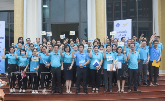 Ra qu&acirc;n hưởng ứng ng&agrave;y Bảo hiểm y tế Việt Nam